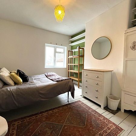 Charming Cottage Retreat With Garden - Sleeps 12 布里斯托 外观 照片