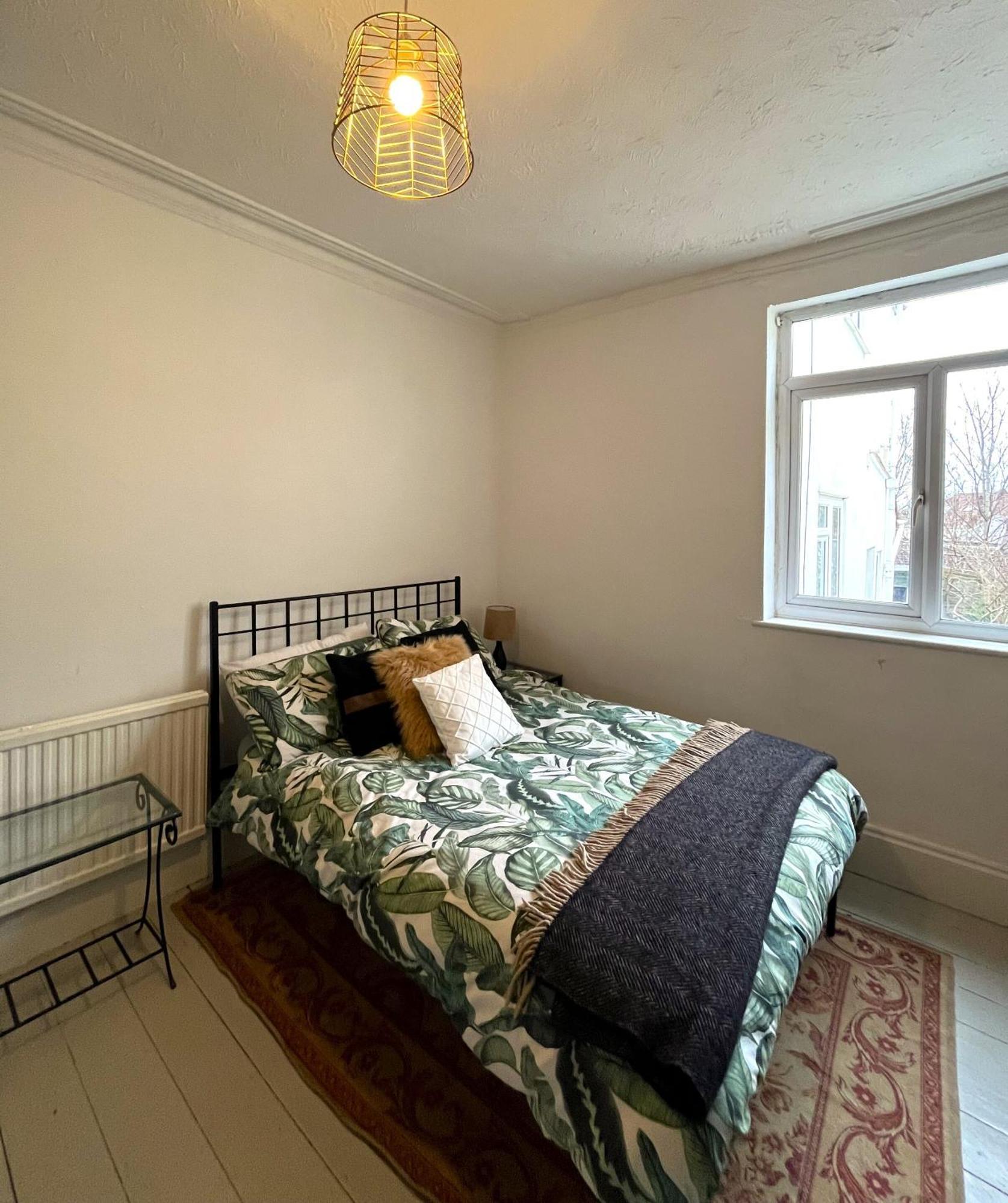 Charming Cottage Retreat With Garden - Sleeps 12 布里斯托 外观 照片