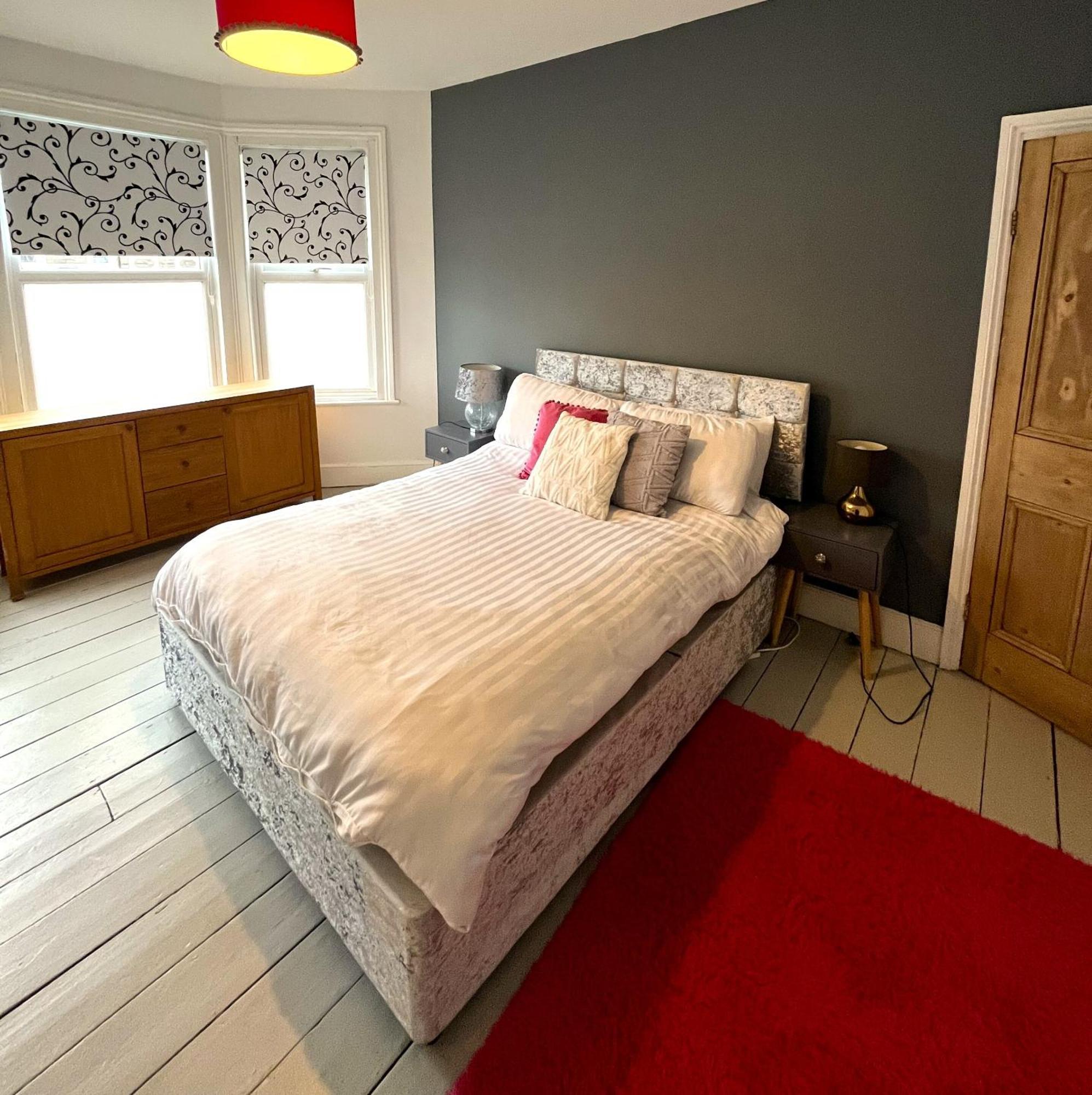 Charming Cottage Retreat With Garden - Sleeps 12 布里斯托 外观 照片